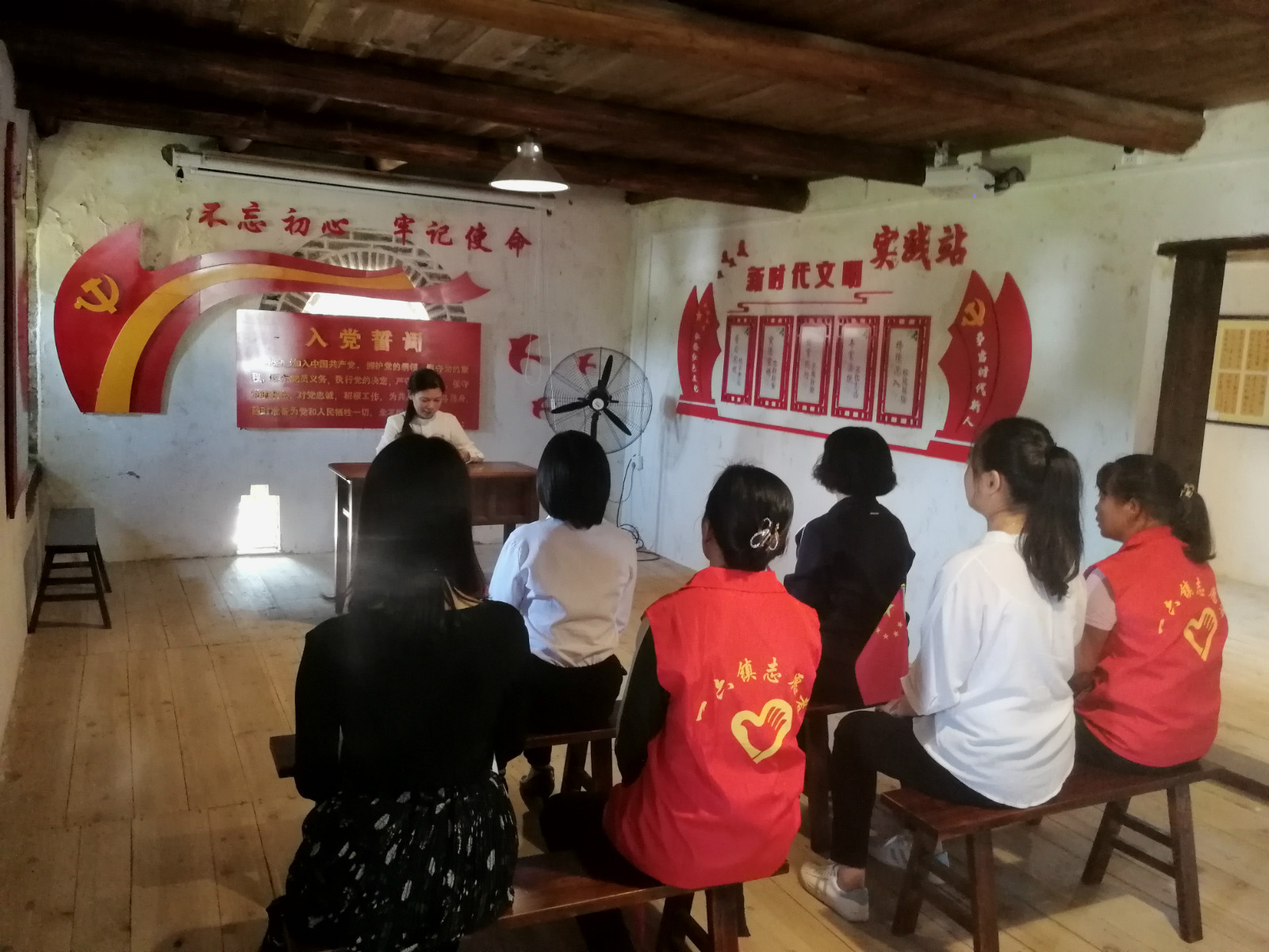 9.29乳源县妇联主席苏葵在一六镇乐夫农民协会旧址四楼新时代文明实践所初心讲堂给县、镇、村三级妇女党员干部上党课_meitu_11 9.29乳源县妇联主席苏葵在一六镇乐夫农民协会旧址四楼新时代文明实践所初心讲堂给县、镇、村三级妇女党员干部上党课_meitu_11