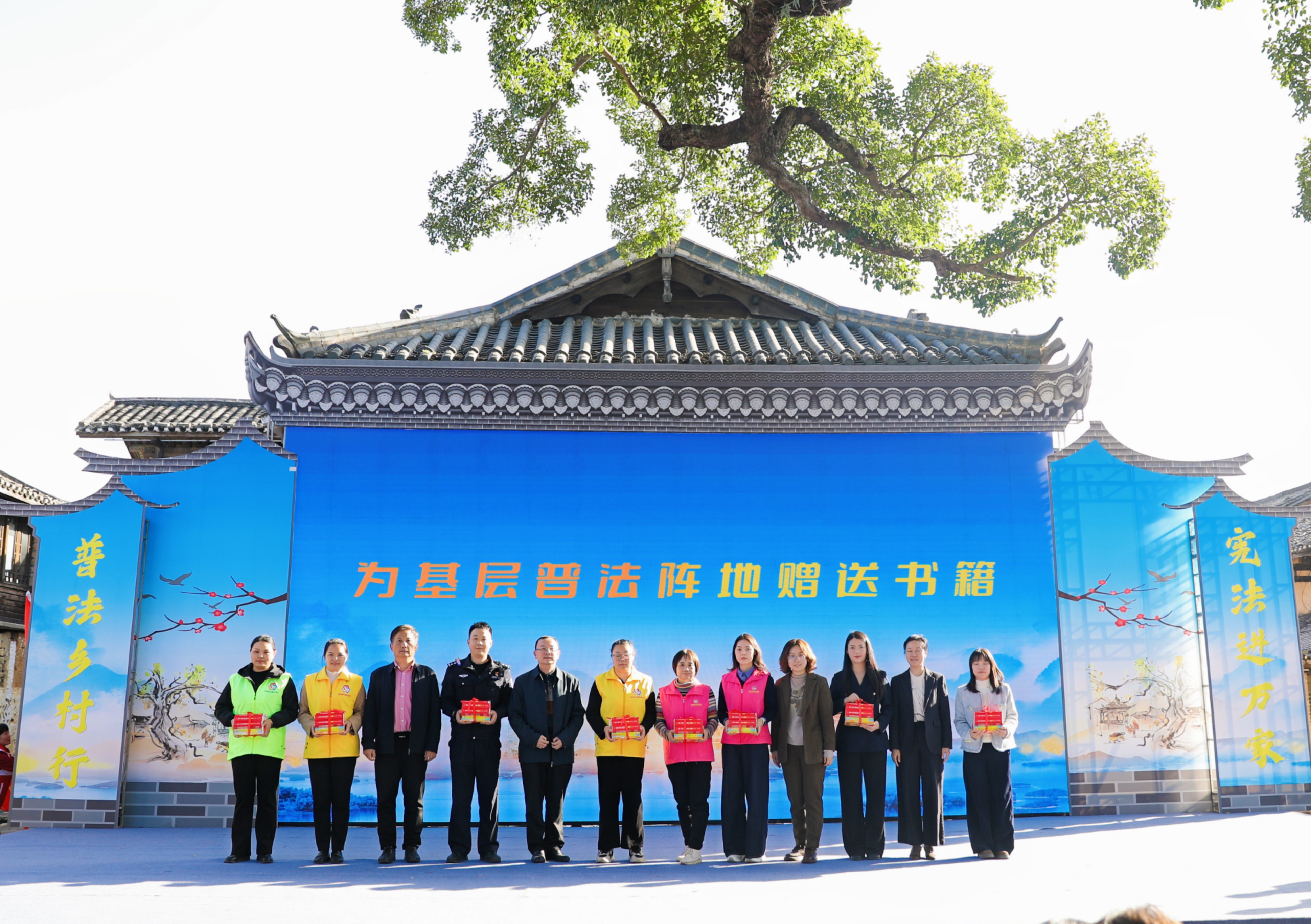 为基层普法阵地赠送书籍