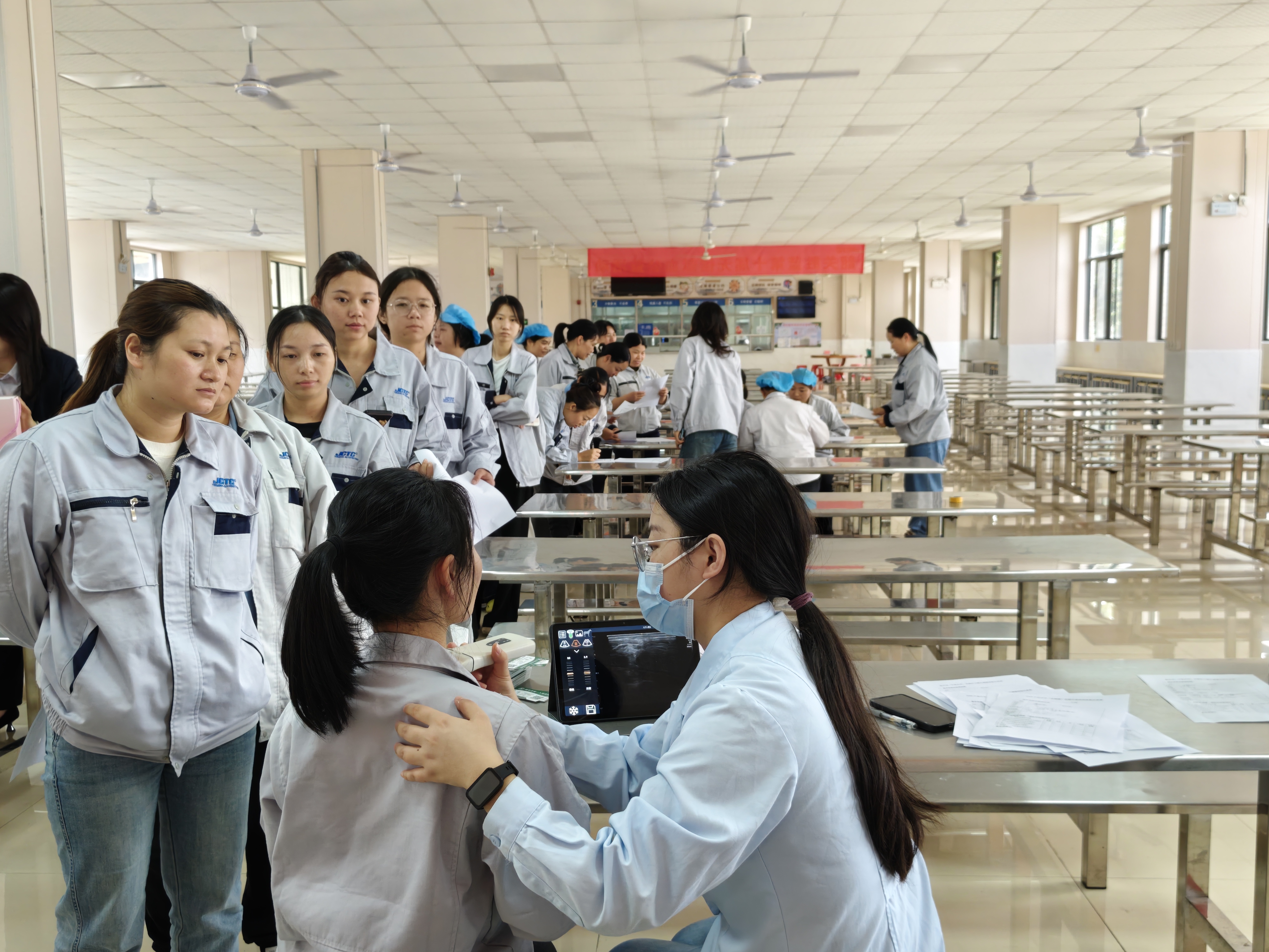 企业员工正在排队检查甲状腺筛查